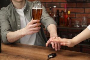 ¿Cubre el seguro de automóvil los accidentes por conducir ebrio?